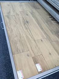 Mit fliesen in holzoptik können sie die guten eigenschaften der beiden werkstoffe miteinander fliesen in holzoptik können allerdings die perfekte lösung vor allem in feuchträumen sein, wenn. Sockel Weiss Oder Passend Zu Fliesen