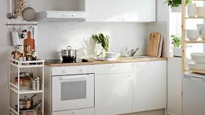 Tu cama en 5 sencillos pasos. Ideas Que Ahorran Espacio Para Amueblar Una Cocina Pequena Pero Funcional