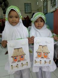 Bahan dasar pembuatan bingkai tersebut adalah kertas karton yang agak acara pentas baca dan seni ini, tidak hanya diisi dengan pentas baca dan lomba membuat bingkai dari korek api dan mewarnai gambar saja, tetapi. Membuat Rumah Minang Dengan Bahan Batang Korek Api 1 Gambar Kolase Seni Kolase
