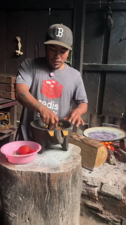 Haciendo salsa oaxaqueño #molcajete #campo | Molcajete | TikTok