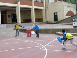 Con los materiales en casa, se pueden hacer muchos juegos predeportivos, tales como Sucribol Juego Autoctono Con Material Reciclado