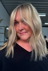 Hairstylist with creative eye for new cut and color