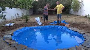 Etrafı taşlarla ve yeşil bitkilerle süslenmiş küçük bir yapay gölet şeklinde bir süs havuzu. Sus Havuzu Yapimi Elektrik Tesisati Susleme Peyzaj Haftaya Youtube