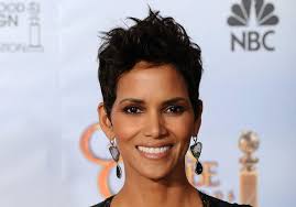 Pixie cut, carré long... Les plus belles coiffures signatures de Halle  Berry