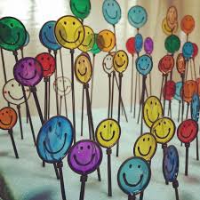 100均のガラス絵の具でオシャレで可愛いインテリアを インテリアや雑貨と組み合わせることで 今までとは違う新しい楽しみ方が生まれます ガラス絵の具 絵の具 手作りおもちゃ