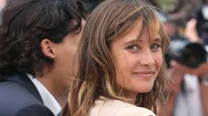 Julie de bona (7 de diciembre de 1980) es una actriz francesa de teatro, cine y televisión. Julie De Bona Pourquoi A T Elle Revele Sa Grossesse Sur Les Reseaux Sociaux