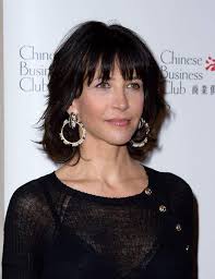 10 Coiffures Qui Rajeunissent De 10 Ans Coupe Cheveux Mi Longs Visage Rond Cheveux Courts Visage Carre Coupe Cheveux Mi Long Frange