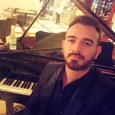 Un momento muy cómico que jamás olvidaré es donde Araujo marca gol, se  lesiona y el gol termina anulado por fuera de juego