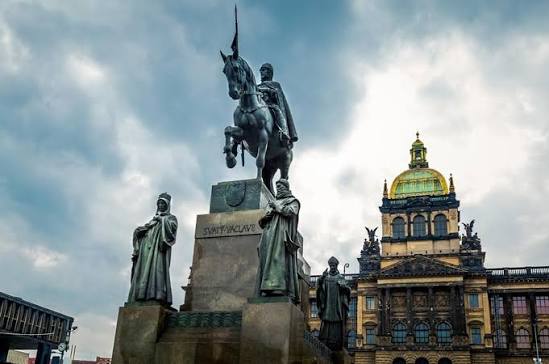 Socha svat&eacute; Ludmily na V&aacute;clavsk&eacute;m n&aacute;měst&iacute; v Praze &ndash; Kudy z nudy