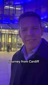 Edrych ymlaen at sefyll cornel Cymru ar Newsnight🏴󠁧󠁢󠁷󠁬󠁳󠁿, Gwyliwch  yn fyw ar BBC Two am 22:30!⏰, ____________, Looking forward to standing  Wales’ corner
