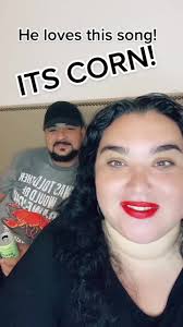 ITS CORN! 😂 Me marea con esta cancion! Pero asi lo amooo 😂♥️  #yoooitsrenee #pensandoenti #sergio♥️renee #tiktoknovela #lovestory  #tiktokcouples