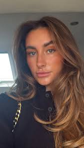 Hey girlies! 👋 I'm Sienna, a Level 3 qualified hairdresser and the proud  stylist behind SSHAIR,based at BlabyBeautyClinic. I love what I do, and  nothing makes me happier than seeing you leave