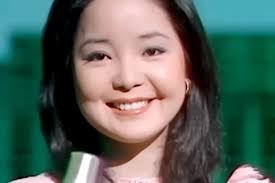 Pemakaman Teresa Teng ratu pop Asia yang fenomenal, peti matinya bikin  jasad awet puluhan tahun