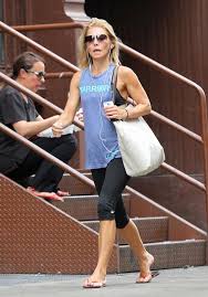 Kelly ripa height 5 feet 3 inches (160 cm/ 1.6 m) and weight 50 kg (110 lbs). Kelly Ripa Workout Routine And Diet Plan 2015 Edition Healthy Celeb