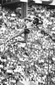 Polakowi w pierwszym podejściu nie udało się przeskoczyć 5.70. Montreal 76 Moskwa 80 Los Angeles 84 Olimpijskie Skandale Dramaty I Bojkoty Dzieje Pl Historia Polski