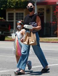 Discussion in 'celebrity extra' started by trepka, jun 15, 2021. Jenna Dewan Is California Cool In Flared Denim And A Muscle Tee For Beignet Run With Daughter Everly Geeky Craze