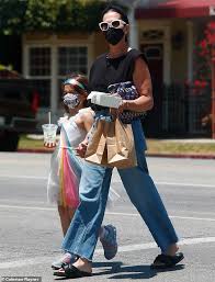 Born december 3, 1980) is an american actress and dancer.she started her career as a backup dancer for janet jackson, and later worked with artists including christina aguilera, p!nk, and missy elliott. Jenna Dewan Is California Cool In Flared Denim And A Muscle Tee For Beignet Run With Daughter Everly Geeky Craze