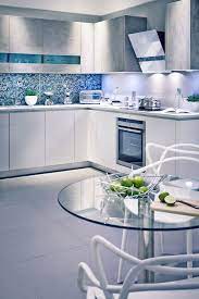 Farbgestaltung Kueche Ideen Wandfarbe Grau Blaue Fliesen Blumenmotive Matt Graue Oberschraenke Farbgestaltung Kuche Moderne Kuche Kuchen Design Ideen