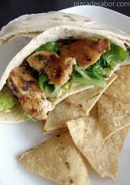 Sandwich De Pan Pita Con Hummus Pechuga De Pollo Y Lechuga Buenisimo Como Comida O Cena Ligera Pruebalo Te Va A Encantar Hummus Comida Diabeticos Comida