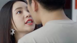 Trong trích đoạn tập 16 hướng dương ngược nắng, ngồi trên ô tô cùng châu, bà cúc hỏi chuyện của cô với kiên: Zsmc2nnsrefnim