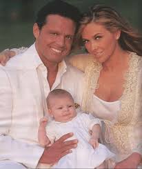 Best recognized for being the younger brother of famous mexican singer luis. La Extrana Relacion Que Luis Miguel Tiene Con Sus Tres Hijos Chismes Today