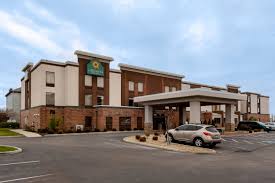 Local craft brewery located in the heart of grove city featuring 40 taps of house beers and other local breweries, plus onsite winery, full kitchen, outside patio, live music, board games, and family friendly atmosphere. La Quinta Inn Suites By Wyndham Columbus Grove City Grove City Oh Hotels