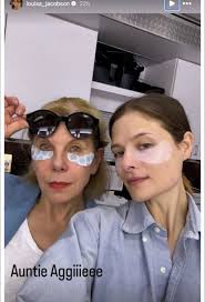 When the show started, Meryl Streep and Christine Baranski had a  conversation in which Meryl told Christine that she apparently ‘scares the  shit’ out of her daughter. Looks like they kinda like one ...