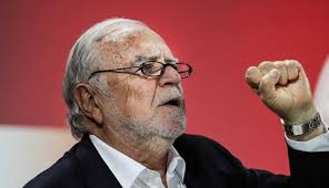 O menino sorriu e compreendeu o que o pai lhe queria dizer. Peticao Encabecada Por Manuel Alegre Defende Celebracao Do 25 De Abril No Parlamento Zap