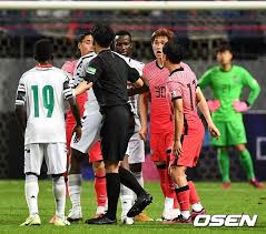 한국의 거의 모든 편의점과 마트에서 팔고 있는 가나 초콜릿을 한 박스 직접 공수해 가서, 가나 사람들에게 맛평가를 받아 보았습니다. Ag Foifgpizldm