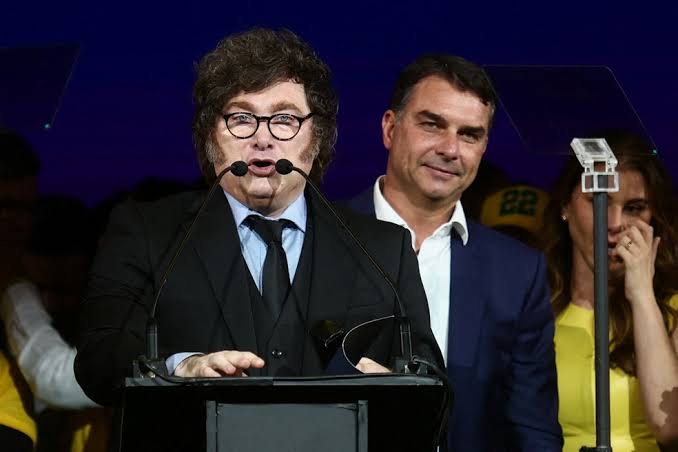 Javier Milei profere ofensas contra Alexandre de Moraes em evento de Flávio Bolsonaro