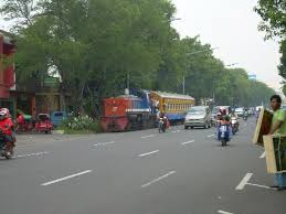 Rel adalah logam batang untuk landasan jalan kereta api atau kendaraan sejenis seperti trem dan sebagainya. Kereta Api Di Samping Jalan Protokol Tanpa Pembatas Yuyun Estriyanto
