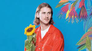 C'est sur une scène décorée de feuilles et de plumes colorées que le chanteur voyou est arrivé, sautillant en ce début. Artiste Attachant Voyou Presente Son Electro Pop Faussement Naive Au Cargo A Caen Liberte Caen