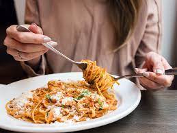 Перевод слова eat, американское и британское произношение, транскрипция, словосочетания, однокоренные слова, примеры использования. What Happens To Your Body When You Eat Too Much