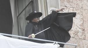 Taglia 3 anni completo di cappello camicia gilet pantalone e mantello. Salvini Spunta Uomo Vestito Da Zorro Nel Corteo Di Milano