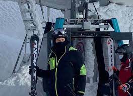 Președintele klaus iohannis a făcut fotografii cu turiștii care au fost, sâmbătă, la schi, pe domeniul schiabil şureanu, unde altitudinea maximă depăşeşte 2.000 de metri. Dana Budeanu PublicÄƒ O Fotografie Cu Klaus Iohannis La Schi Romania NormalÄƒ Sunt De Acord Stiri Pe Surse Cele Mai Noi Stiri