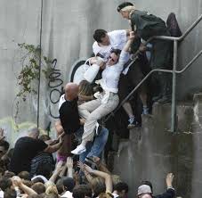2005 und 2009 wurde sie nicht durchgeführt.nach dem unglück bei der loveparade 2010 beendete der letzte organisator die die allererste loveparade war streng genommen keine parade, sondern eine private ab dem jahr 2000 waren die besucherzahlen in berlin rückläufig. Massenpanik Wie Die Loveparade In Duisburg Zur Katastrophe Wurde Bilder Fotos Welt