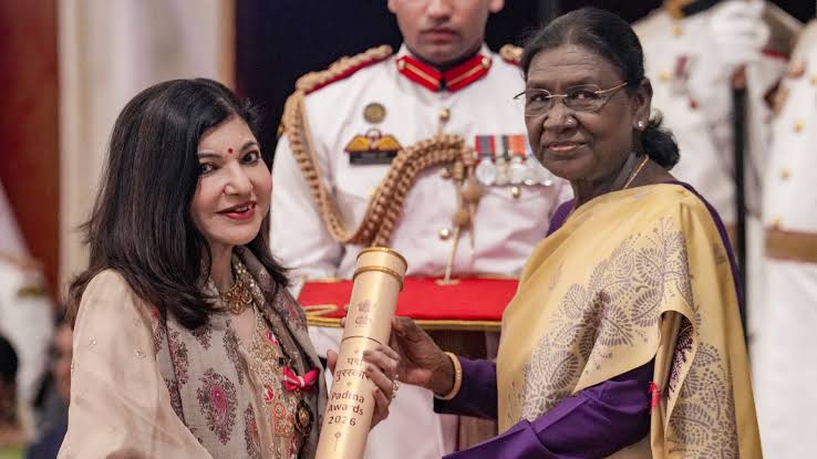 Alka Yagnik: Singer says 'finding my way back' after hearing loss, receives  honour