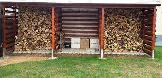 Einen Stabilen Brennholzunterstand Brennholzschuppen Gut Und Gunstig Selbst Bauen Rakeknivens W Brennholz Schuppen Holzunterstand Selber Bauen Holzschuppen