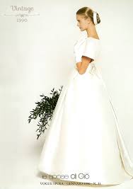 Negli anni 70 erano molto di moda anche i vestiti da sposa colorati ed accollati…. Vogue Sposa Gennaio 1990 Sposa Outfit Per Matrimonio Abiti Da Sposa