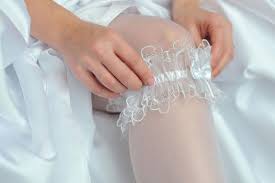 Scegli scarpe da sposa albano, tiffi, francesco couture, luciano barachini: Perche Le Spose Indossano La Giarrettiera Le Origini Della Tradizione La Venere Di Berenice