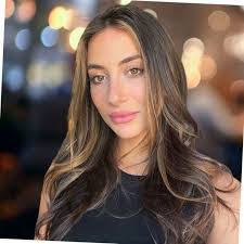 Danielle Hayek's Instagram, Twitter & Facebook