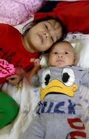 Republika.co.id, memiliki anak angkat lewat jalan adopsi kerap menjadi salah satu solusi pilihan pasangan suami istri yang tidak bisa memiliki keturunan. Tak Sedap Hati Lepas 4 Hari Berpisah Bapa Angkat Nekad Ambil Balik Anak Bila Kisah Dunia