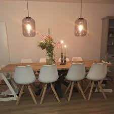 lange eiken tafel met matrix poot daarboven twee juno xxl lampen van de karwei