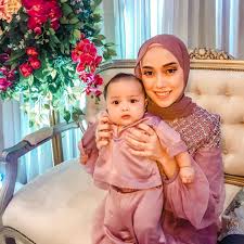 Cium suami sendiri bukan suami orang lain. Dah Lama Mia Ahmad Tak Post Gambar Dengan Suami Tapi Bila Dah Post Erin Sakura News