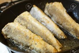 Sa cuisson doit donc être bien maîtrisée pour préserver sa chair. Fried Filet De Poisson De Merlu Dans Une Poele A Frire A La Cuisine Banque D Images Et Photos Libres De Droits Image 66273495