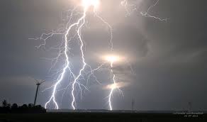 | uit het niks in eens #onweer in rotterdam, je kijkt uit t venster en na dat de normale buienradar niks zegt maar @weerplaza wel verbaasde me. Onweer Een Spectaculair Verschijnsel Weerplaza Nl