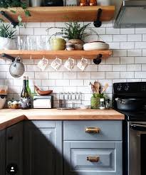 Open shelves in dark wood, white calcutta marble backsplash and library sconces give this updated kitchen a fresh farmhouse look, designed by lindye galloway. Minimal White Kitchen With Subway Tile Home Decor Inspiration Home Decor Home Inspiration Furniture Lou Kitchen Remodel Small Kitchen Design Open Shelving