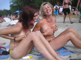 College girl’s first time seins nus on the public beach un moment inoubliable d'audace absolue