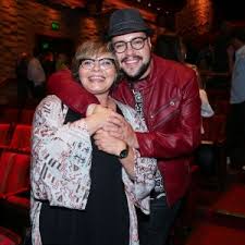 Vindo de uma família de artistas, tiago é filho da diretora de teatro e proprietária do teatro imprensa pertencente ao grupo silvio santos , cíntia abravanel , e neto do. Otaviano Costa Brinca Com Tiago Abravanel Vai La Fazer O Teleton 27 10 2015 Uol Tv E Famosos