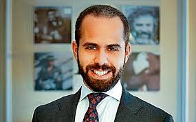 José Lucena-Rebollo. En Davis Polk & Wardwell desde 2016 -primero en Nueva  York y después en Madrid- participa en numerosas operaciones relevantes  como asociado del área mercantil.